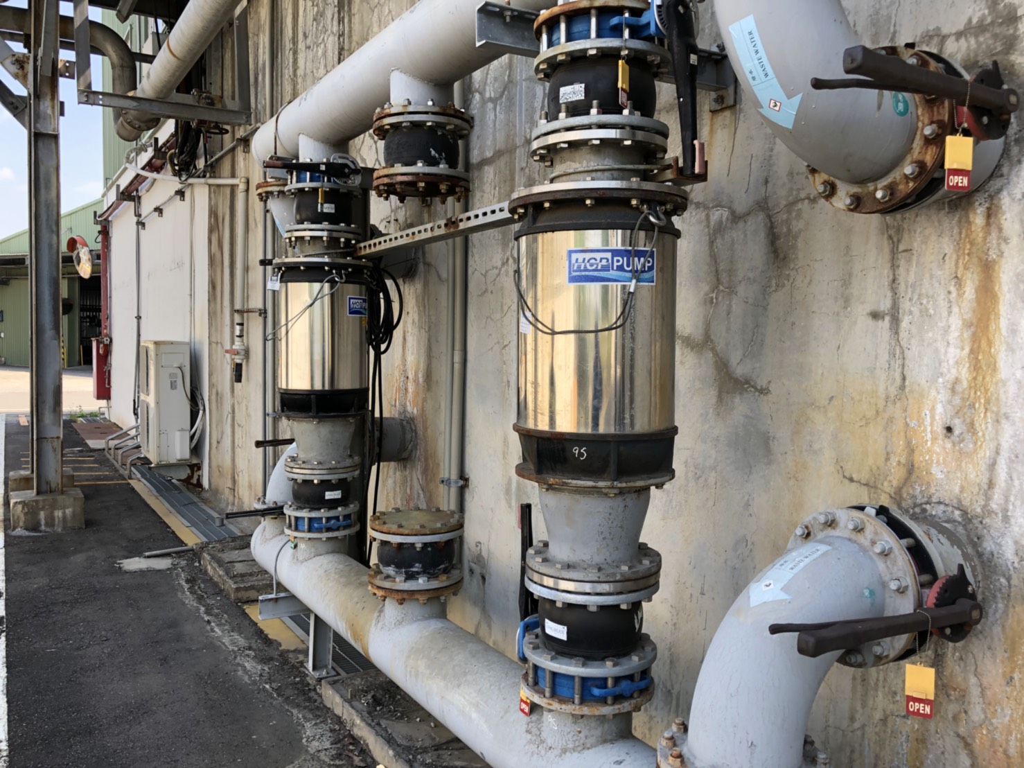 河見電機持續投入研發製造沉水泵浦，具有少量多樣化的生產特性，迄今共分為19系列/785款以上機種，以對應客戶現場使用情境而選配適合的外觀、口徑或出力大小等設計。（source：hcppump.com）