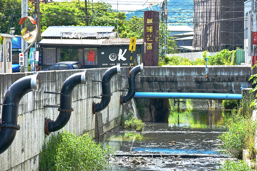 台灣高雄 岡山潭底排水渠道浚深及護岸改善工程
